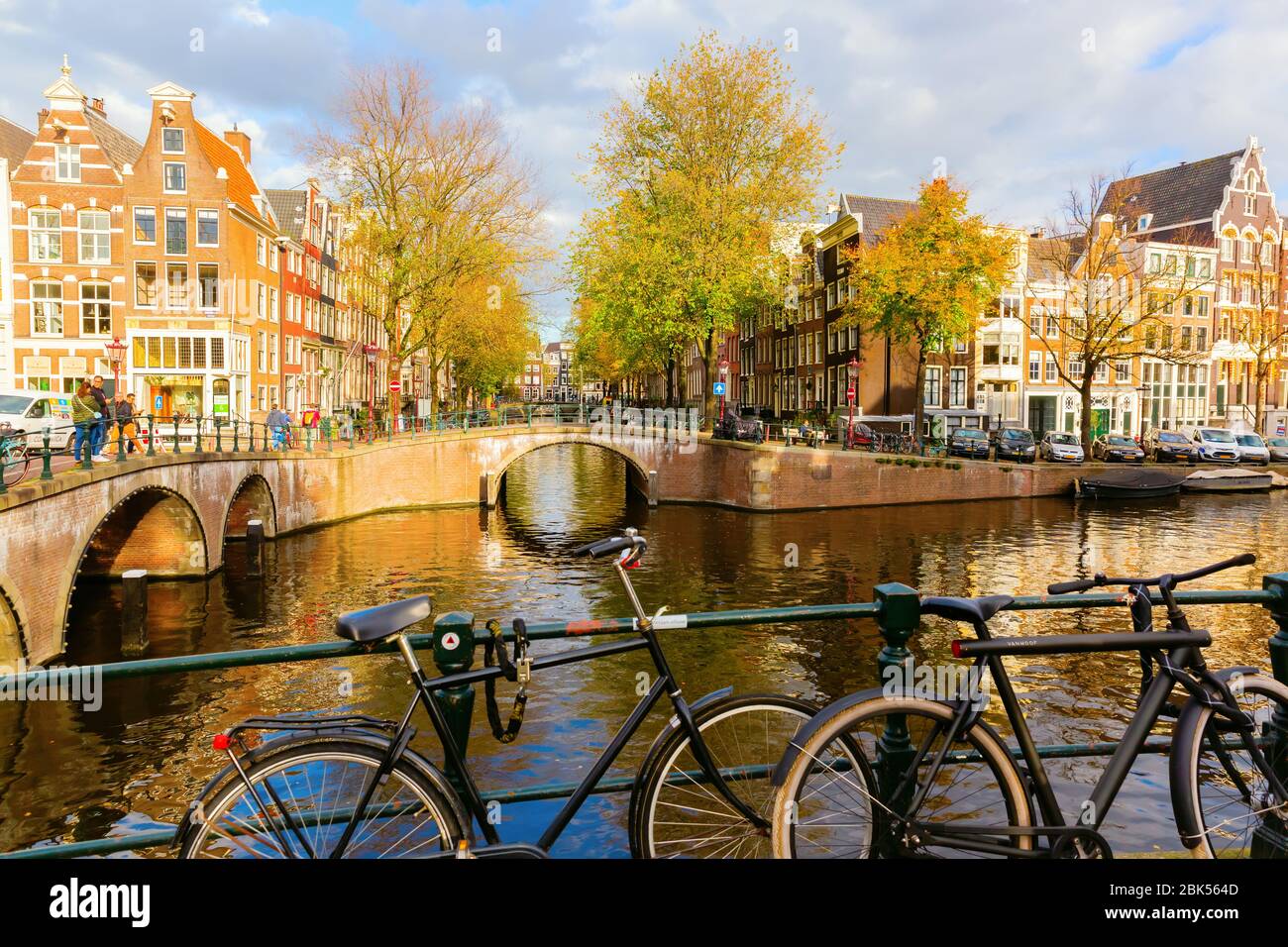 Amsterdam, Pays-Bas - 28 octobre 2019: Paysage urbain avec canal typique à Amsterdam, avec des personnes non identifiées. Amsterdam est la capitale et la plupart des popu Banque D'Images