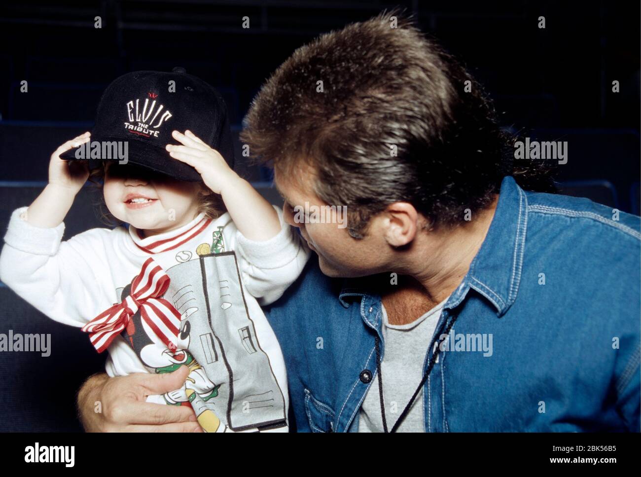 Billy Ray Cyrus et sa fille Miley Cyrus au hommage d'Elvis Presley à Memphis.8 octobre 1994 crédit: Scott Weiner/MediaPunch Banque D'Images