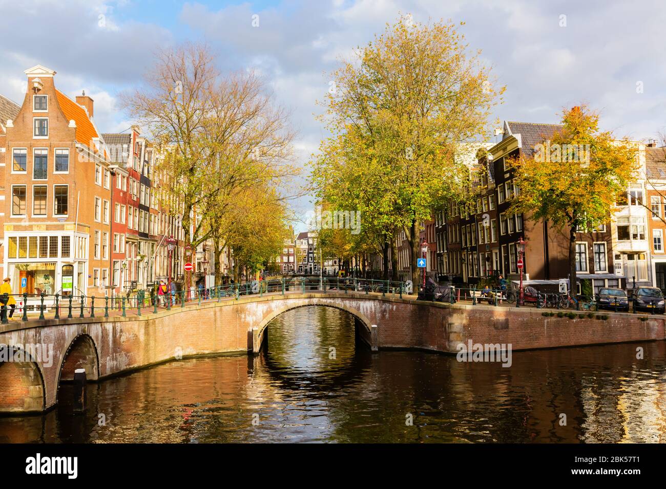 Amsterdam, Pays-Bas - 28 octobre 2019: Paysage urbain avec canal typique à Amsterdam, avec des personnes non identifiées. Amsterdam est la capitale et la plupart des popu Banque D'Images