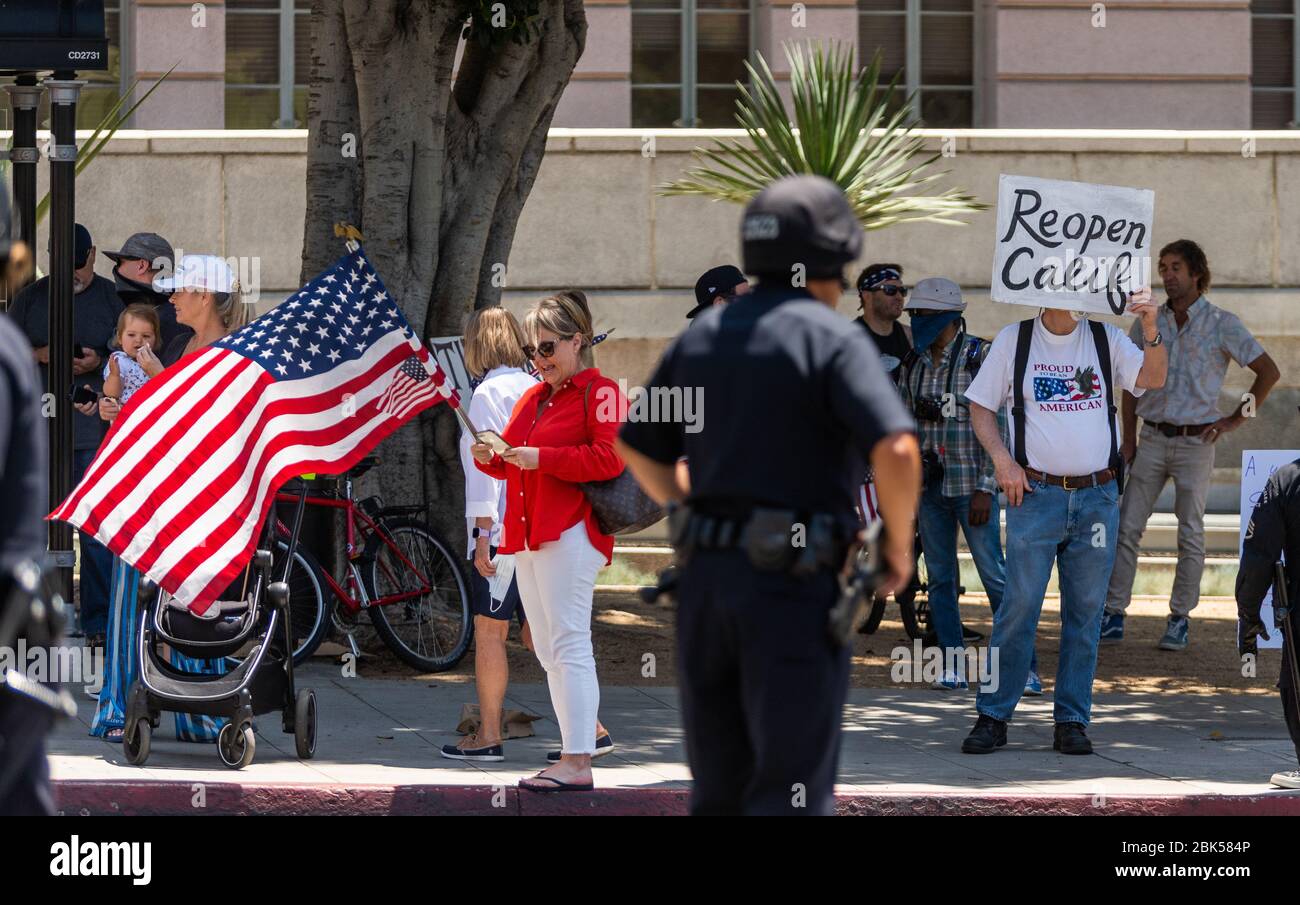 Les manifestants protestant restent sur ordre à l'hôtel de ville de Los Angeles, Californie, le 1 mai 2020. Banque D'Images