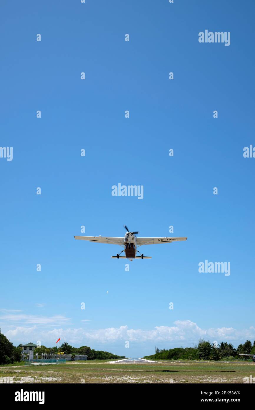 Petit avion à partir d'une piste d'atterrissage locale. Banque D'Images