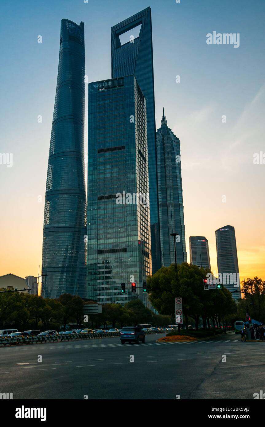 La tour Jinmao Tower, Shanghai et Shanghai World Financial Center gratte-ciel vu au coucher du soleil à partir de autour de la station de métro Dongchang Road. Banque D'Images