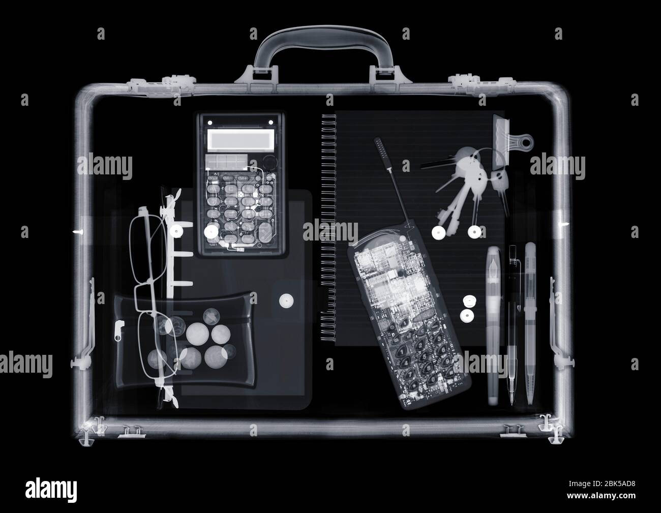 Mallette avec divers éléments, rayons X. Banque D'Images
