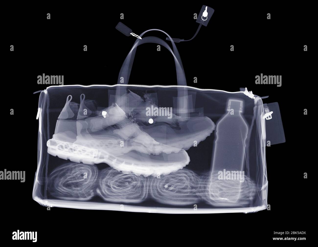 Sac de sport avec serviette de sport et eau, rayons X. Banque D'Images