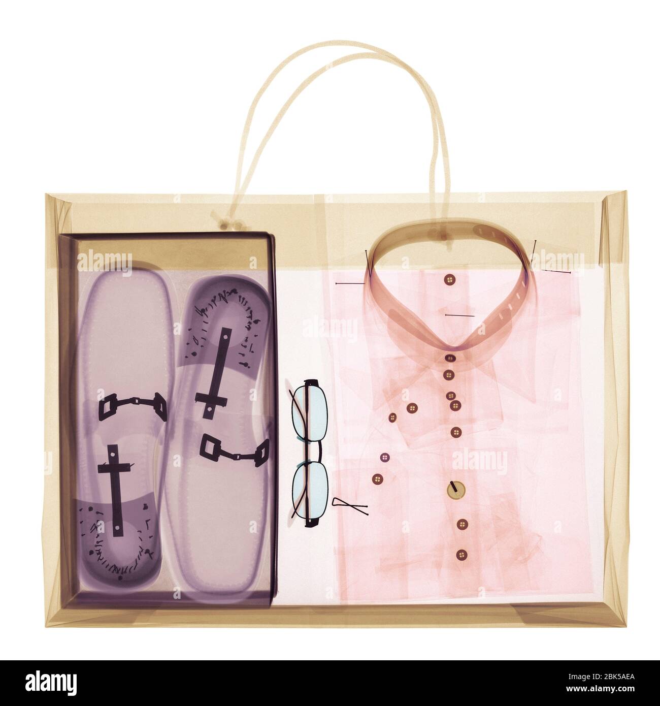 Sac en papier avec chemise et chaussures dans une boîte, radiographie colorée. Banque D'Images