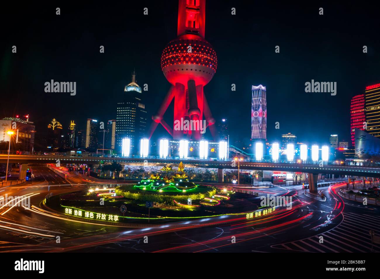 L'Oriental Pearl Tower vu la nuit du skywalk Lujiazui avec le business en rond-point avant. Banque D'Images