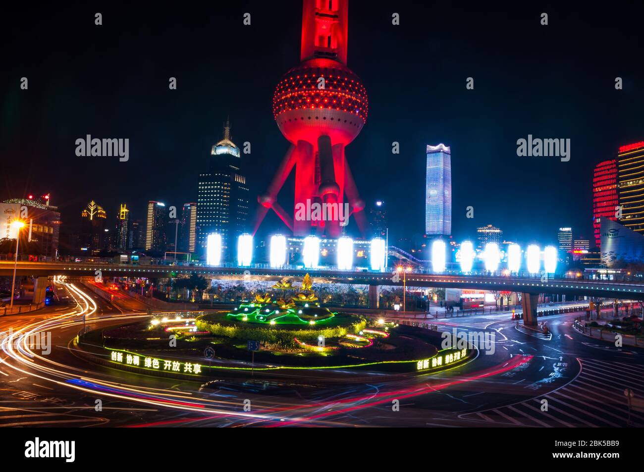 L'Oriental Pearl Tower vu la nuit du skywalk Lujiazui avec le business en rond-point avant. Banque D'Images