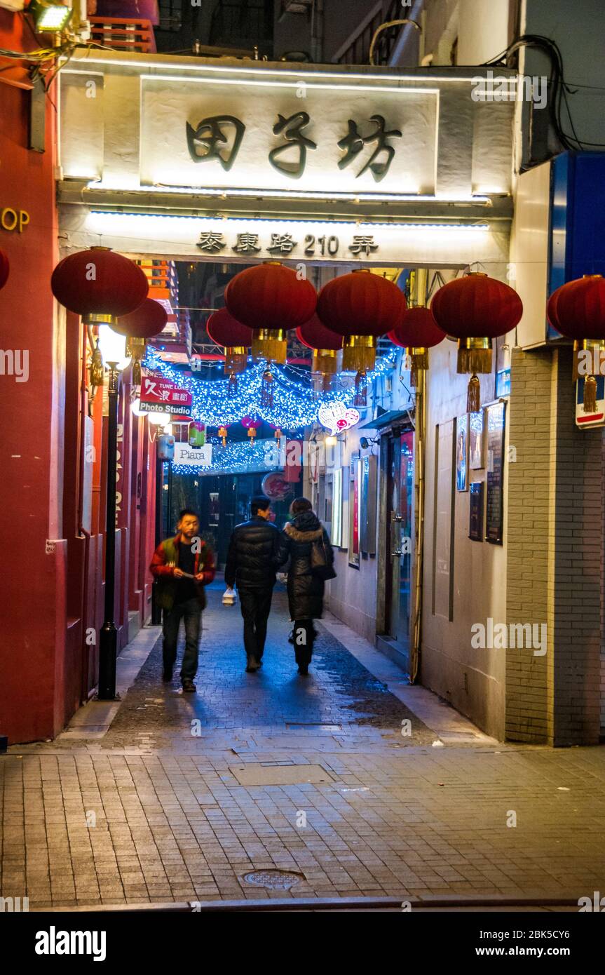 Un couple entrer dans Taikang Road Lane 210 par une froide soirée d'hiver. Tianzifang, Shanghai, Chine. Banque D'Images