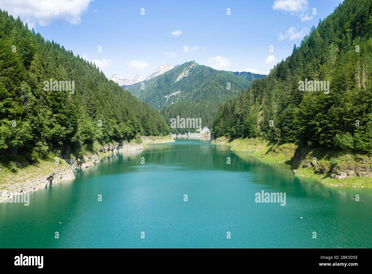 Val Noana lac artificiel, Mezzano, Italie. Paysage de montagne. Lac de l'eau verte Banque D'Images