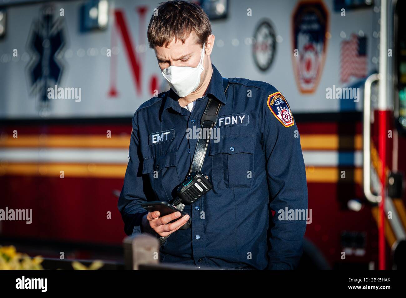 Brooklyn, États-Unis d'Amérique . 01 mai 2020. Un EMT de la FDY vérifie ses messages au Centre médical Interreligieux de Brooklyn, New York, le 1er mai 2020. (Photo de Gabriele Holtermann-Gorden/Sipa USA) crédit: SIPA USA/Alay Live News Banque D'Images