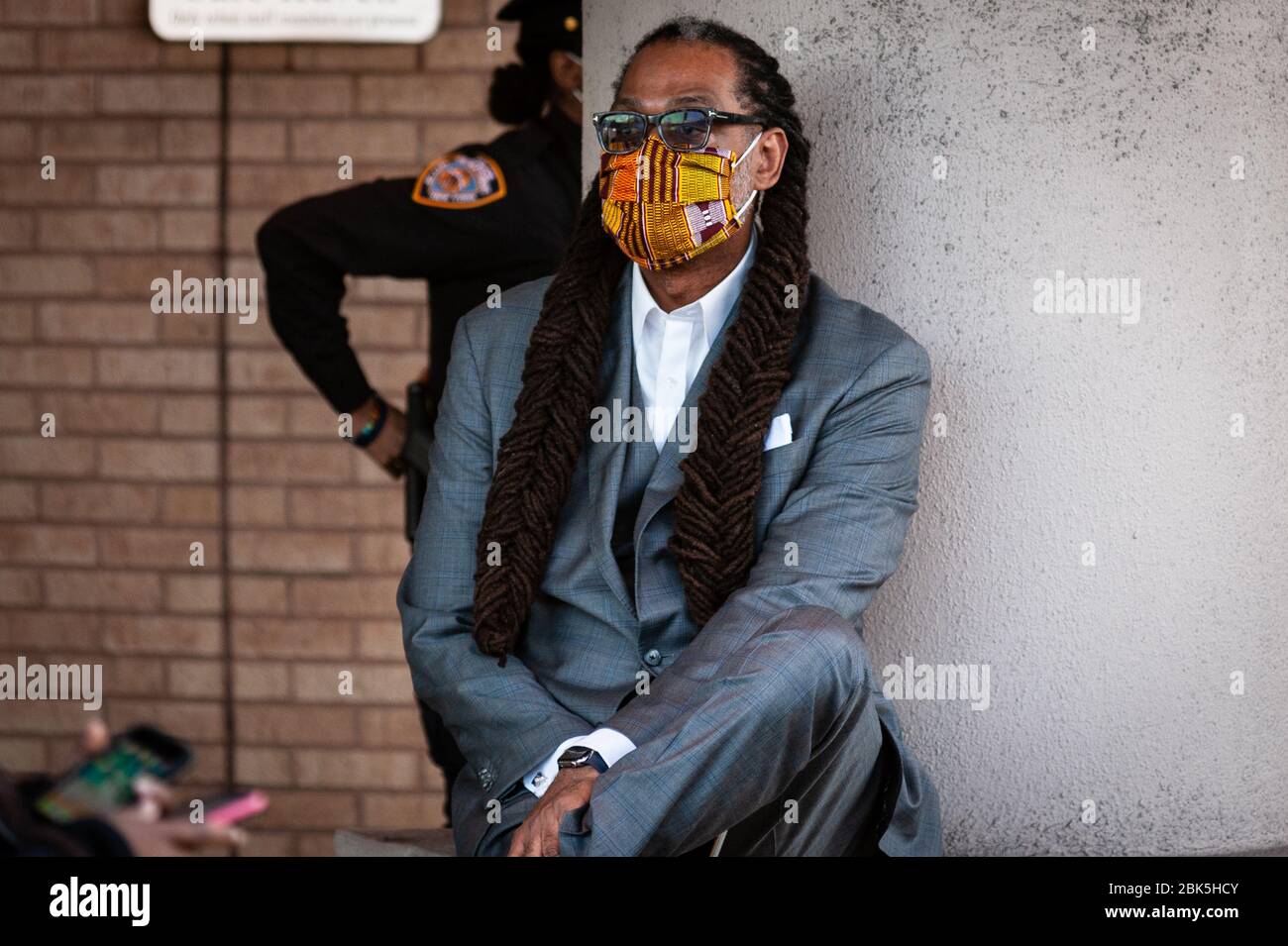 Brooklyn, États-Unis d'Amérique . 01 mai 2020. Le conseiller de New York Robert Cornegy attend l'arrivée du maire de Blasio et de la première dame McCray au centre médical Interbaith de Brooklyn, New York, le 1er mai 2020. Le politicien de Brooklyn est de retour sur le sentier après un mois de bataille avec COVID-19. (Photo de Gabriele Holtermann-Gorden/Sipa USA) crédit: SIPA USA/Alay Live News Banque D'Images