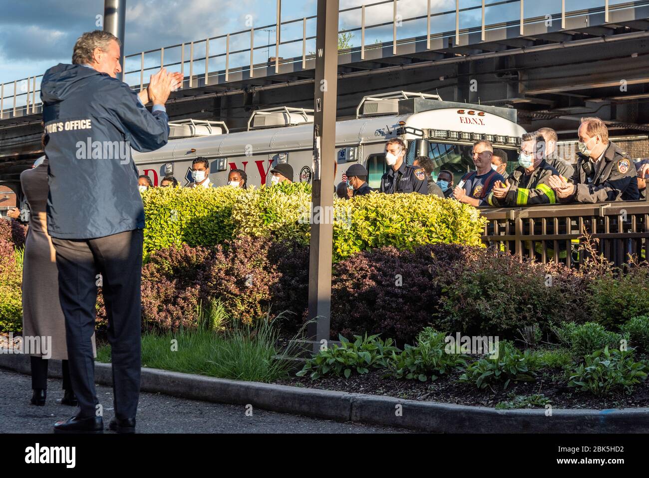 Brooklyn, États-Unis d'Amérique . 01 mai 2020. Le maire Bill de Blasio, la première dame McCaray et le conseiller Corneg applaudissent les membres de la FMDN pour leur dévouement infatigable à la lutte contre la COVID-19 au Centre médical interreligieux de Brooklyn, New York, le 1er mai 2020. (Photo de Gabriele Holtermann-Gorden/Sipa USA) crédit: SIPA USA/Alay Live News Banque D'Images