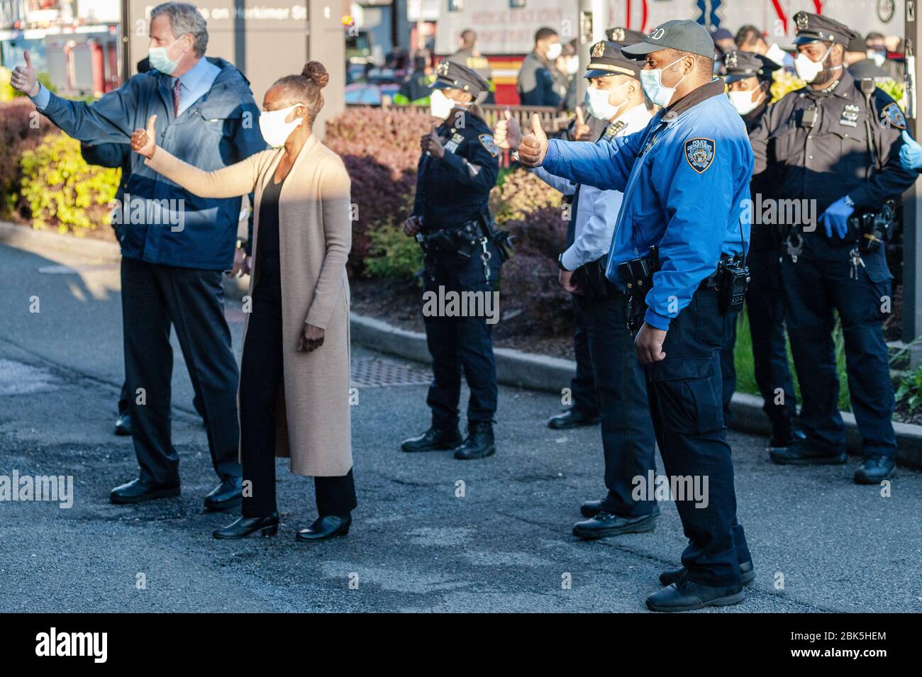 Brooklyn, États-Unis d'Amérique . 01 mai 2020. Le maire Bill de Blasio, la première dame McCaray et les officiers du NYPD donnent leur pouce à l'équipe interconfessionnelle pour son dévouement infatigable à la lutte contre COVID-19 au Centre médical interreligieux de Brooklyn, New York, le 1er mai 2020. (Photo de Gabriele Holtermann-Gorden/Sipa USA) crédit: SIPA USA/Alay Live News Banque D'Images