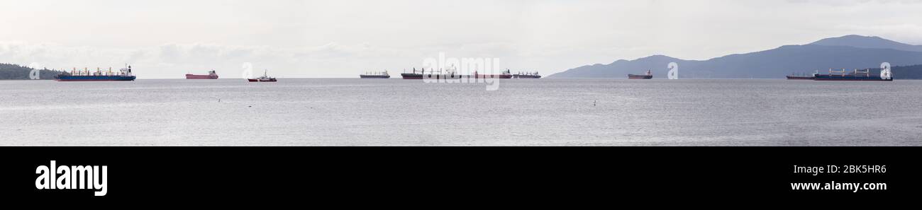 VANCOUVER, C.-B., CANADA - 26 avril 2020 : les navires Panorama Cargo et pétroliers amarrés dans le port de Vancouver attendent d'être chargés dans le contexte du ralentissement économique dû Banque D'Images