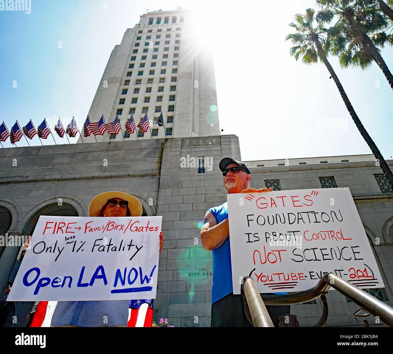 FULLYOPENCA 1 mai 2020 Los Angeles, CA. Des centaines de personnes se rassemblent devant l'hôtel de ville de Los Angeles pour protester Restez à la maison, affichant des signes de plus d'arrêt, ouvrir nos églises Banque D'Images
