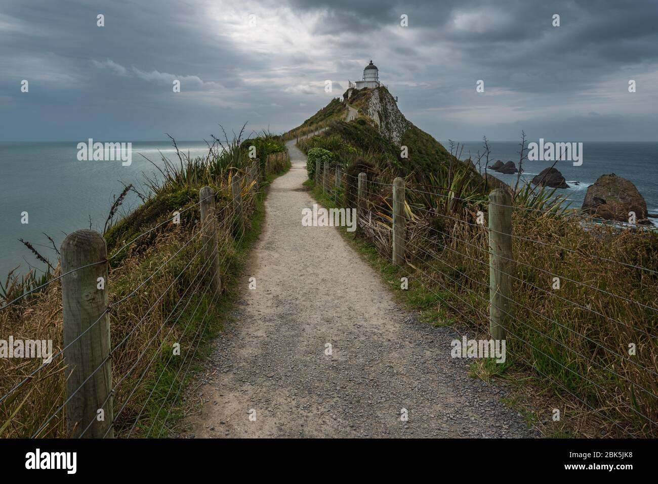 Phare de Nugget point, plate d'Ahuriri, Nouvelle-Zélande - 10 janvier 2020 : le phare de Nugget point dans un après-midi sombre et nuageux Banque D'Images