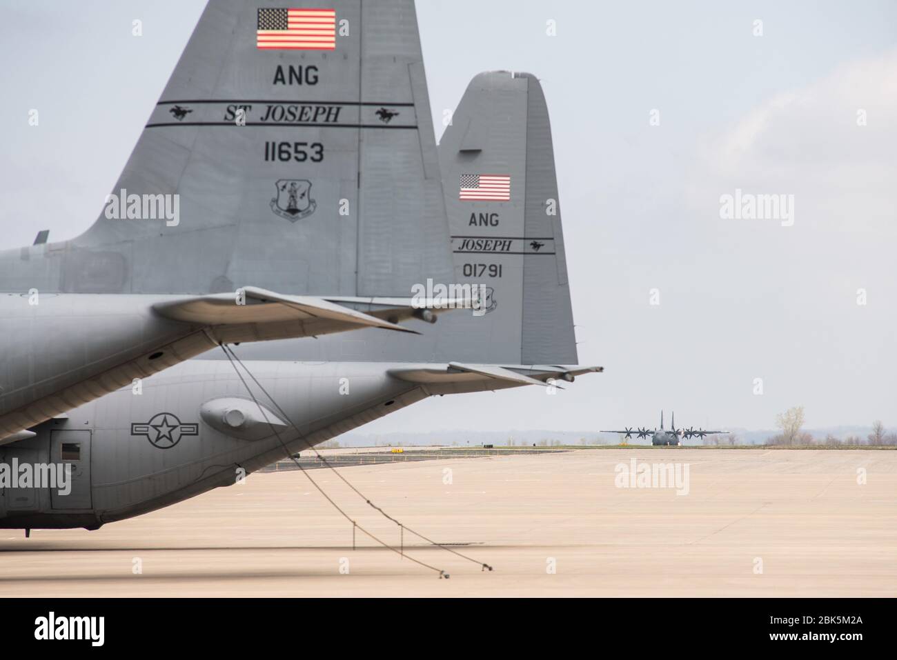 Avion Hercules C-130 J de la Force aérienne américaine, affecté à la 314ème Escadre de transport aérien, de la base aérienne de Little Rock, taxi après l'atterrissage à la base de la Garde nationale aérienne de Rosecrans, à St. Joseph, Missouri, le 28 avril 2020. Les membres de l'équipage de conduite du XIVe ont participé à un cours de deux semaines organisé par le Centre d'entraînement tactique avancé de l'aéroascenseur attaché à la 139ème aile de l'aéroascenseur, la Garde nationale de l'Air du Missouri. (ÉTATS-UNIS Photo de la Garde nationale aérienne par Tech. Sgt. Patrick Ebenson) Banque D'Images