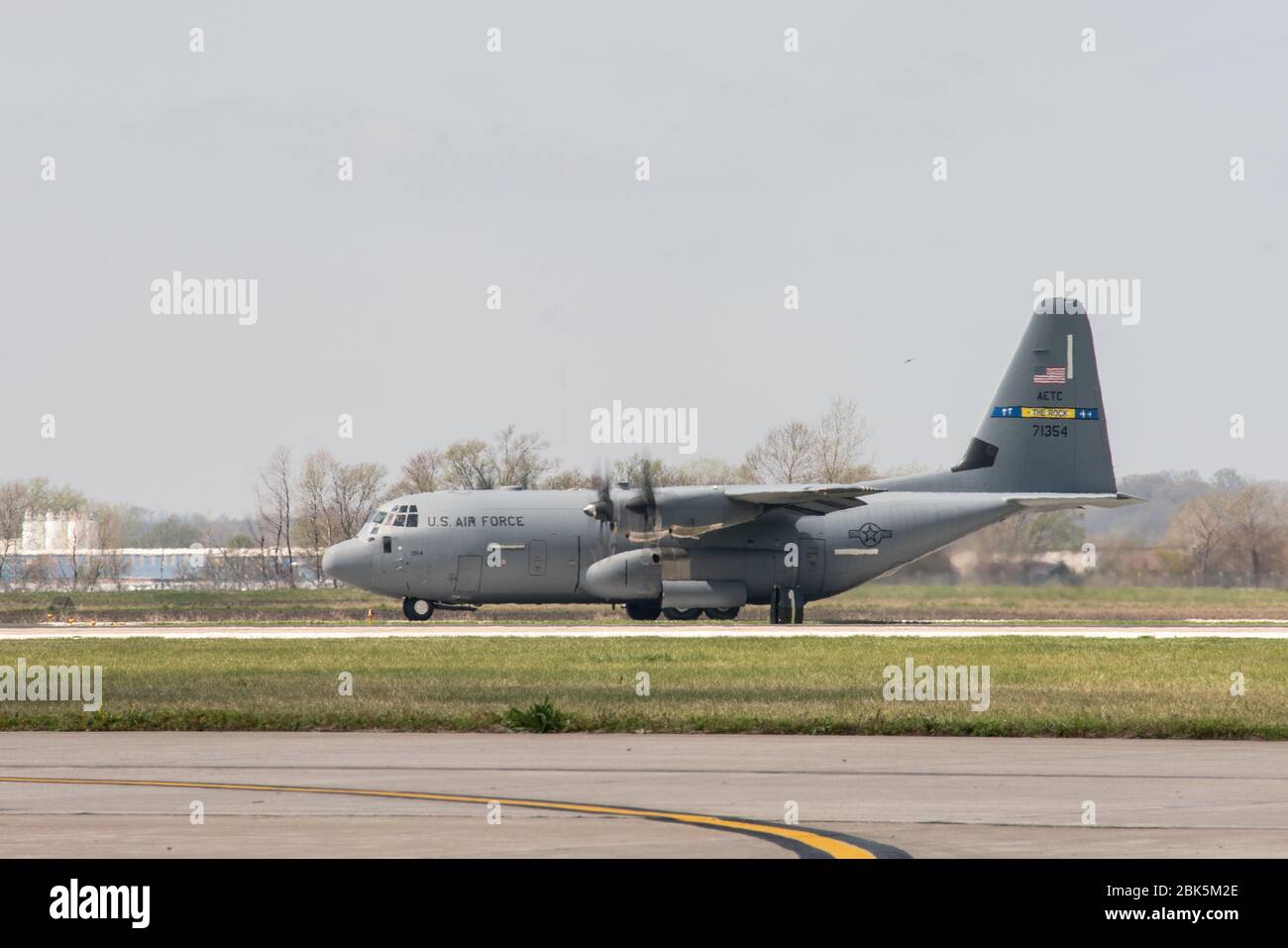 Un avion Hercules C-130 J de la Force aérienne américaine, affecté à la 314ème Escadre de transport aérien, de la base aérienne de Little Rock, effectue un atterrissage sur une bande d'assaut à la base de la Garde nationale aérienne de Rosecrans, à St. Joseph, Missouri, le 28 avril 2020. Les membres de l'équipage de conduite du XIVe ont participé à un cours de deux semaines organisé par le Centre d'entraînement tactique avancé de l'aéroascenseur attaché à la 139ème aile de l'aéroascenseur, la Garde nationale de l'Air du Missouri. (ÉTATS-UNIS Photo de la Garde nationale aérienne par Tech. Sgt. Patrick Ebenson) Banque D'Images