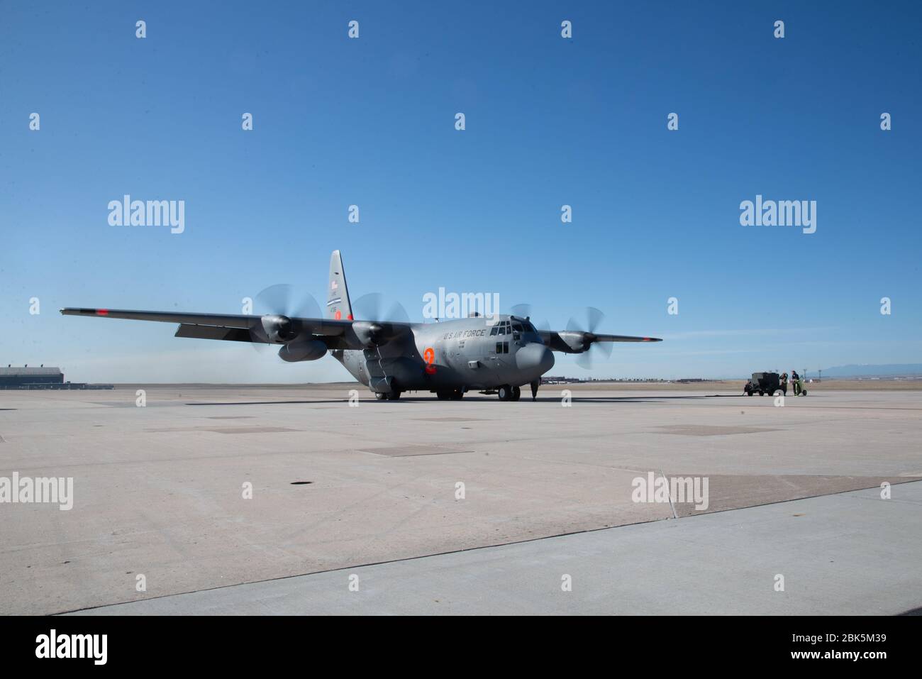 Les membres de la 302ème Escadre de transport aérien préparent un avion Hercules C-130 pour le décollage le 27 avril 2020 à la base aérienne Peterson, Colo. L'aéronef est chargé d'une unité du système de lutte contre les incendies d'aéroportée modulaire du Service forestier des États-Unis et est tenu de suivre une formation annuelle de lutte contre les incendies d'aéronefs dans le comté de Jefferson, Colo. (ÉTATS-UNIS Photo de la Force aérienne par le Sgt. Justin Norton) Banque D'Images