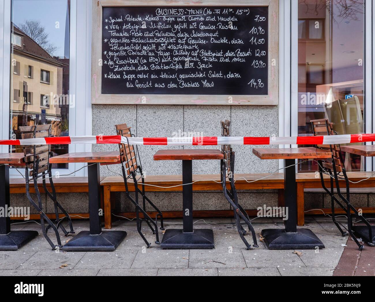 Restaurants fermés en raison de la pandémie de corona, café Zucca avec ruban adhésif, gastronomie extérieure fermée, Essen, région de la Ruhr, Rhénanie-du-Nord-Westphalie, Allemagne Banque D'Images