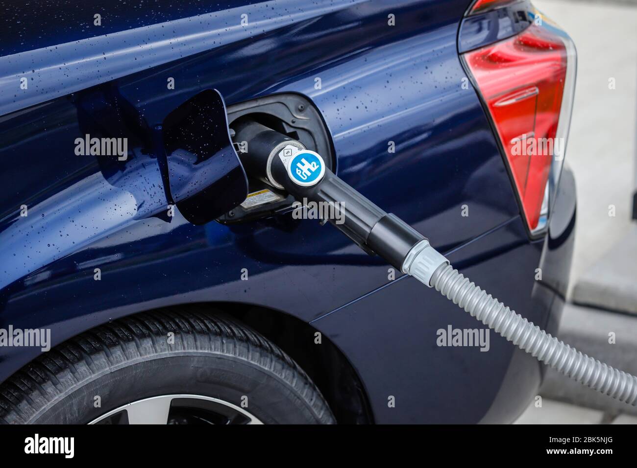 La voiture de tourisme réfute l'hydrogène de H 2 à une station de remplissage d'hydrogène de H 2, Herten, région de la Ruhr, Rhénanie-du-Nord-Westphalie, Allemagne Banque D'Images