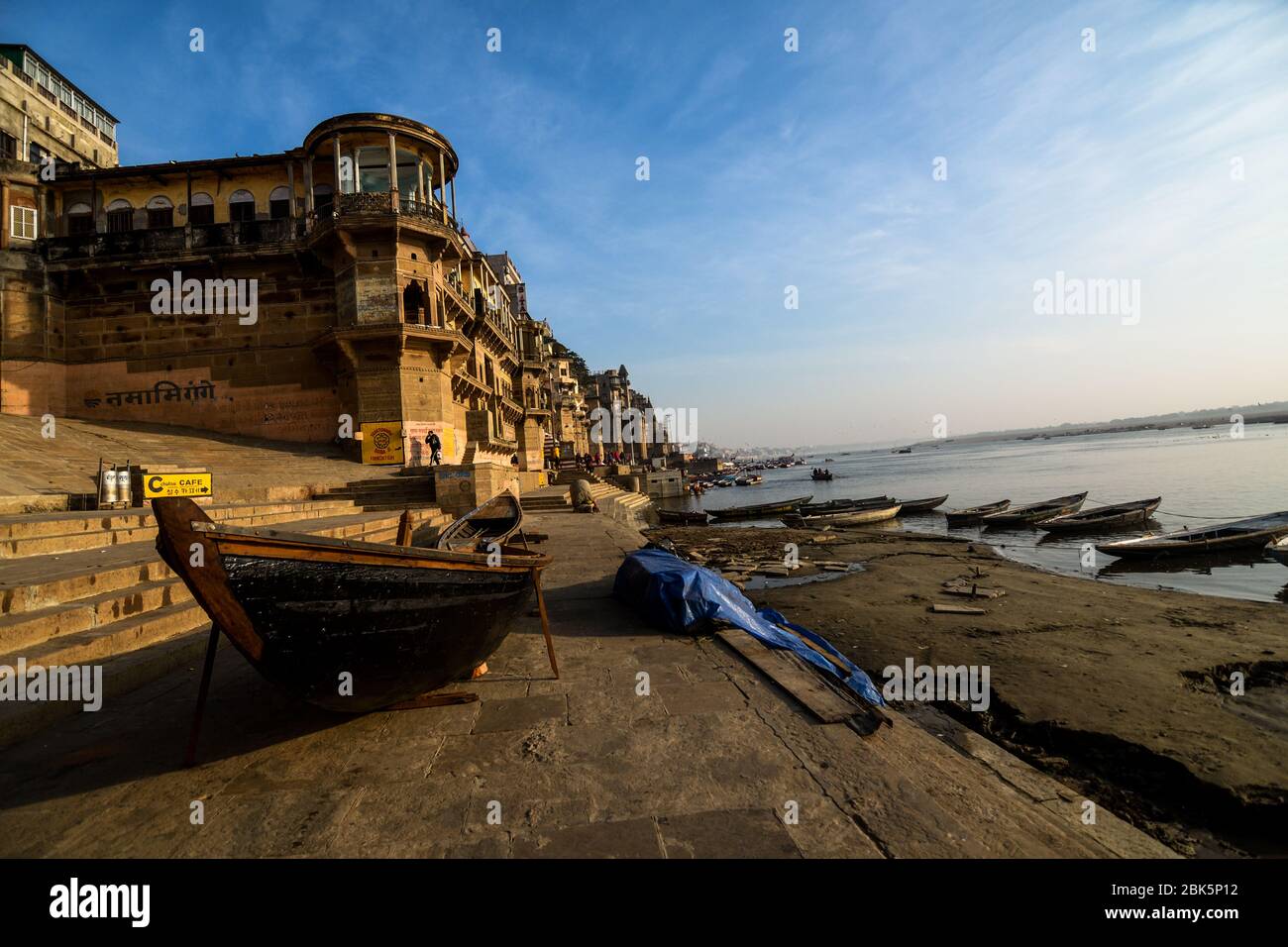 Scène matinale lumineuse à Varanasi Ghat, Uttar Pradesh, Inde. Banque D'Images