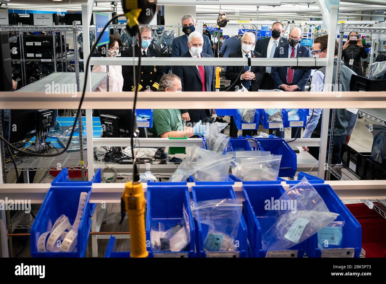 Kokomo, États-Unis d'Amérique. 30 avril 2020. Le vice-président Mike Pence, accompagné de conseillers supérieurs de la Maison Blanche, participe à une visite à pied du centre de production de ventilateur GM/Ventec jeudi 30 avril 2020 à Kokomo, Ind People: Vice-président Mike Pence Credit: Storms Media Group/Alay Live News Banque D'Images