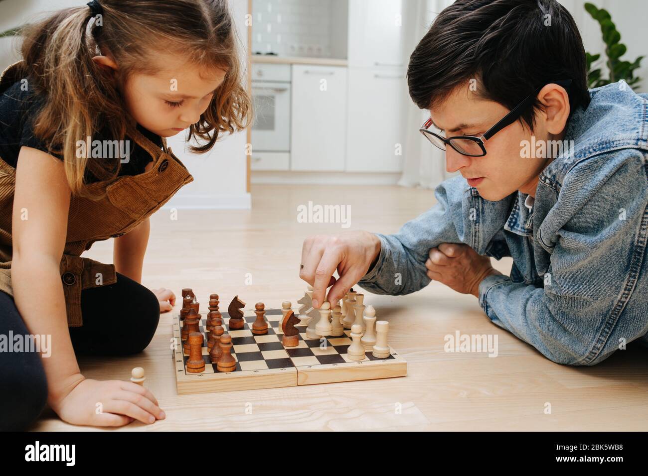 Jeu d'échecs compétitif entre père et fille sur une quarantaine Banque D'Images