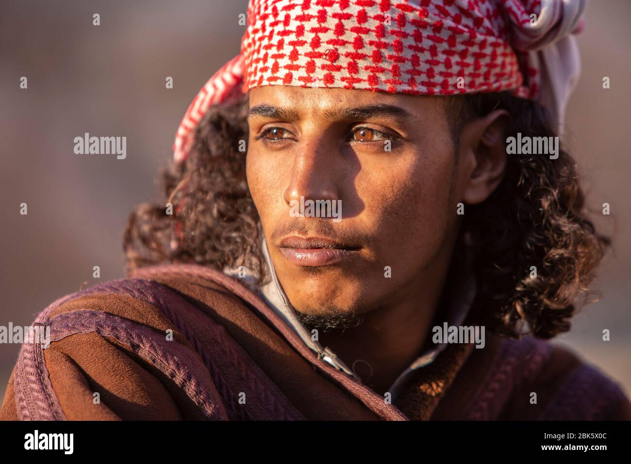Portrait du Bédouin jordanien à Petra au coucher du soleil Banque D'Images