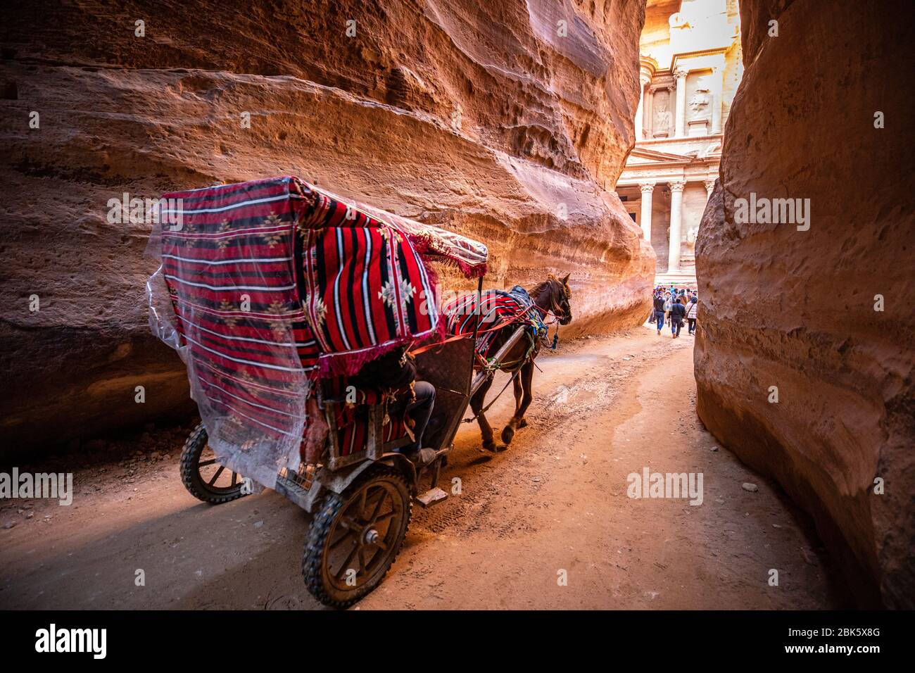 Calèches tirées par des chevaux dans le Siq Slot Canyon à la ville de Petra, en Jordanie Banque D'Images