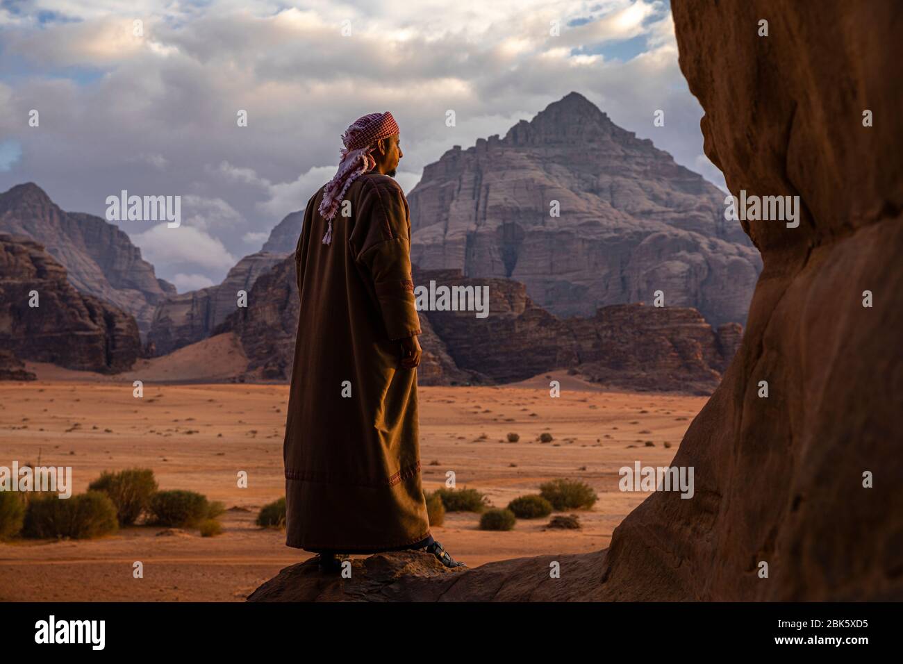 Bédouin regardant le paysage du désert de Wadi Rum, Jordanie Banque D'Images