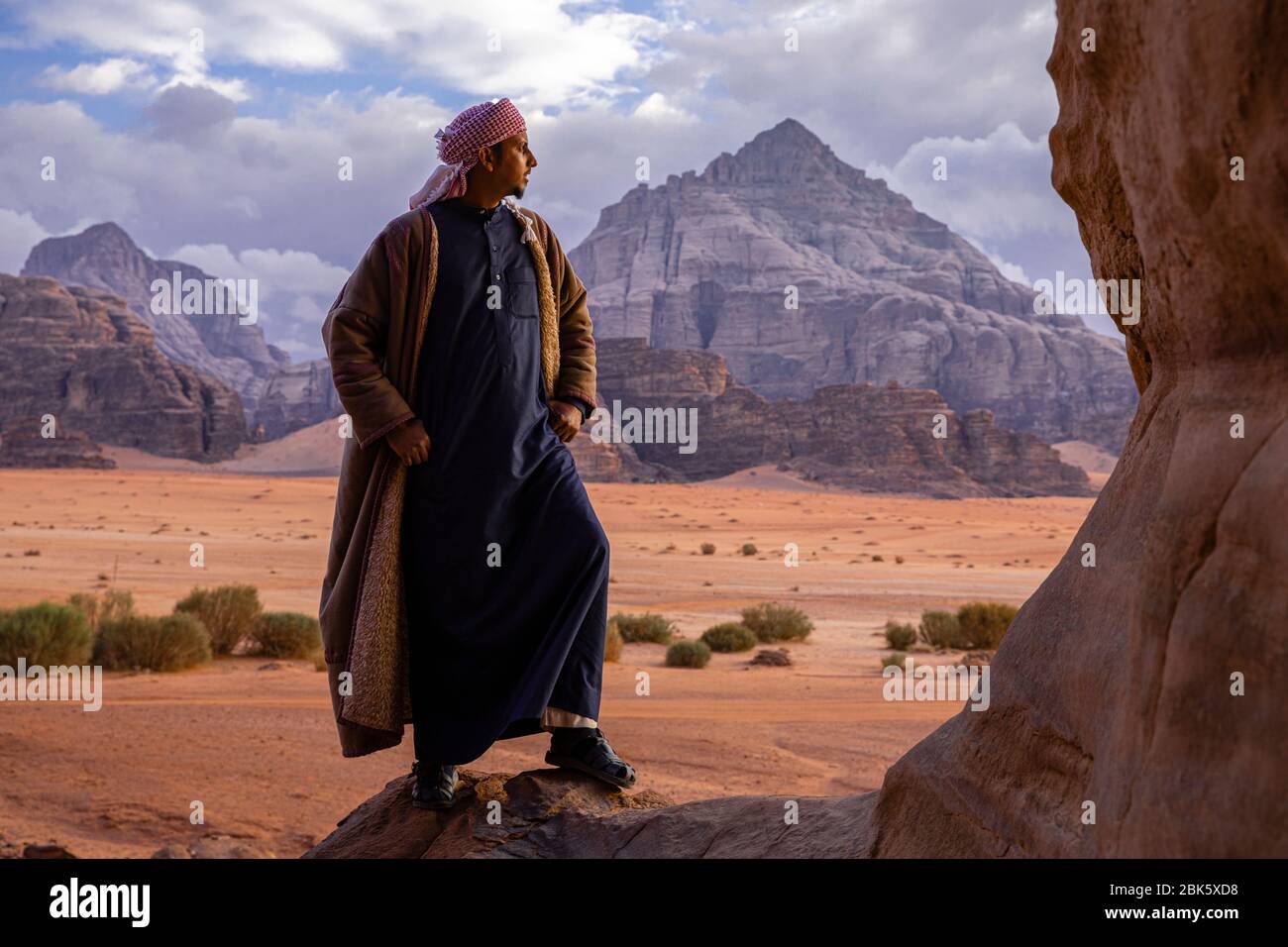 Bédouin regardant le paysage du désert de Wadi Rum, Jordanie Banque D'Images