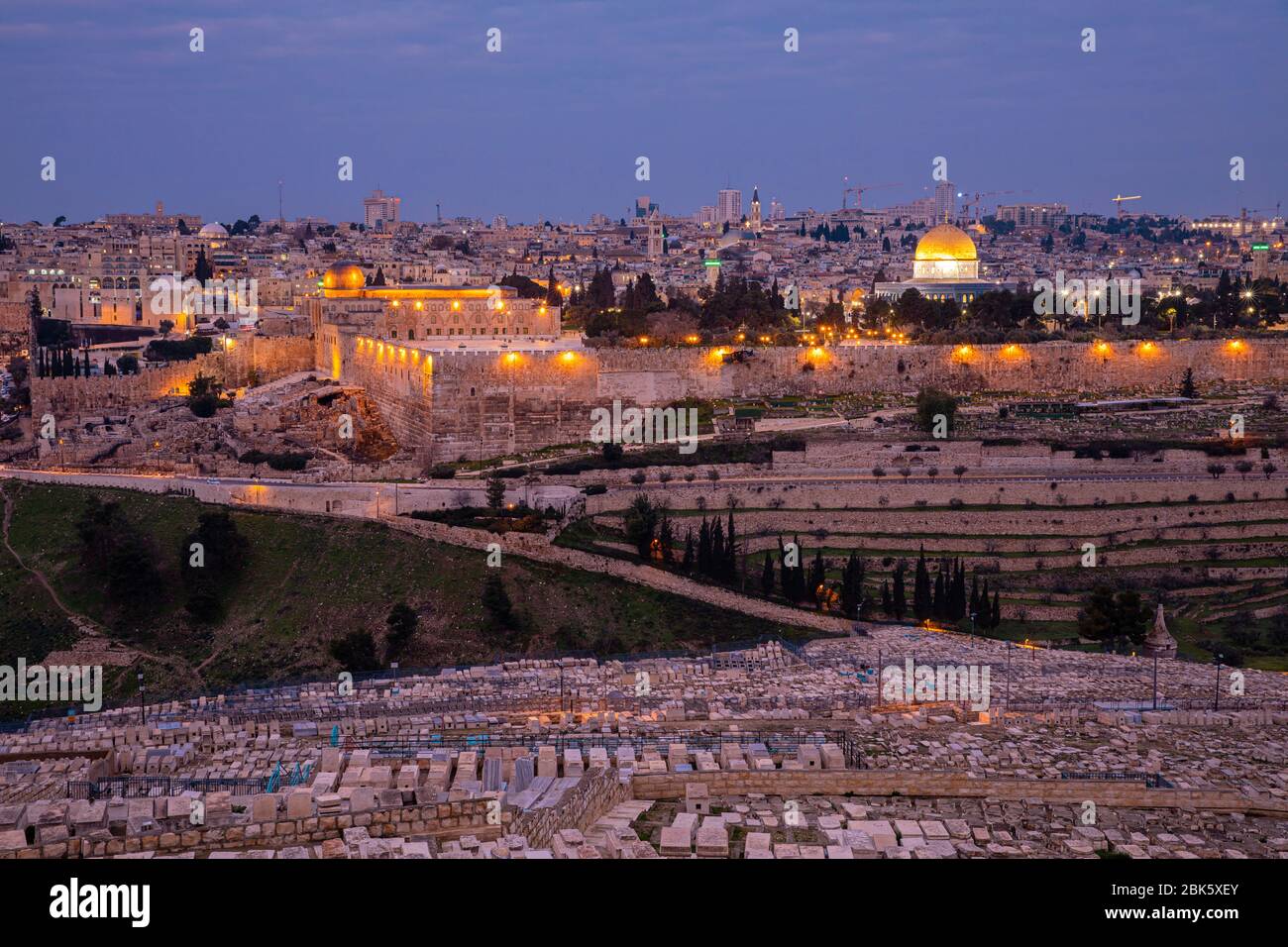 Vue au crépuscule sur Jérusalem et le Mont du Temple depuis le Mont des oliviers, Israël Banque D'Images