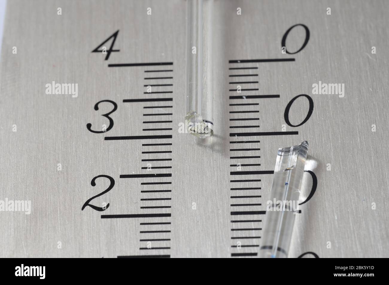 Thermomètre métallique cassé, détails de verre et degrés de graduation Banque D'Images