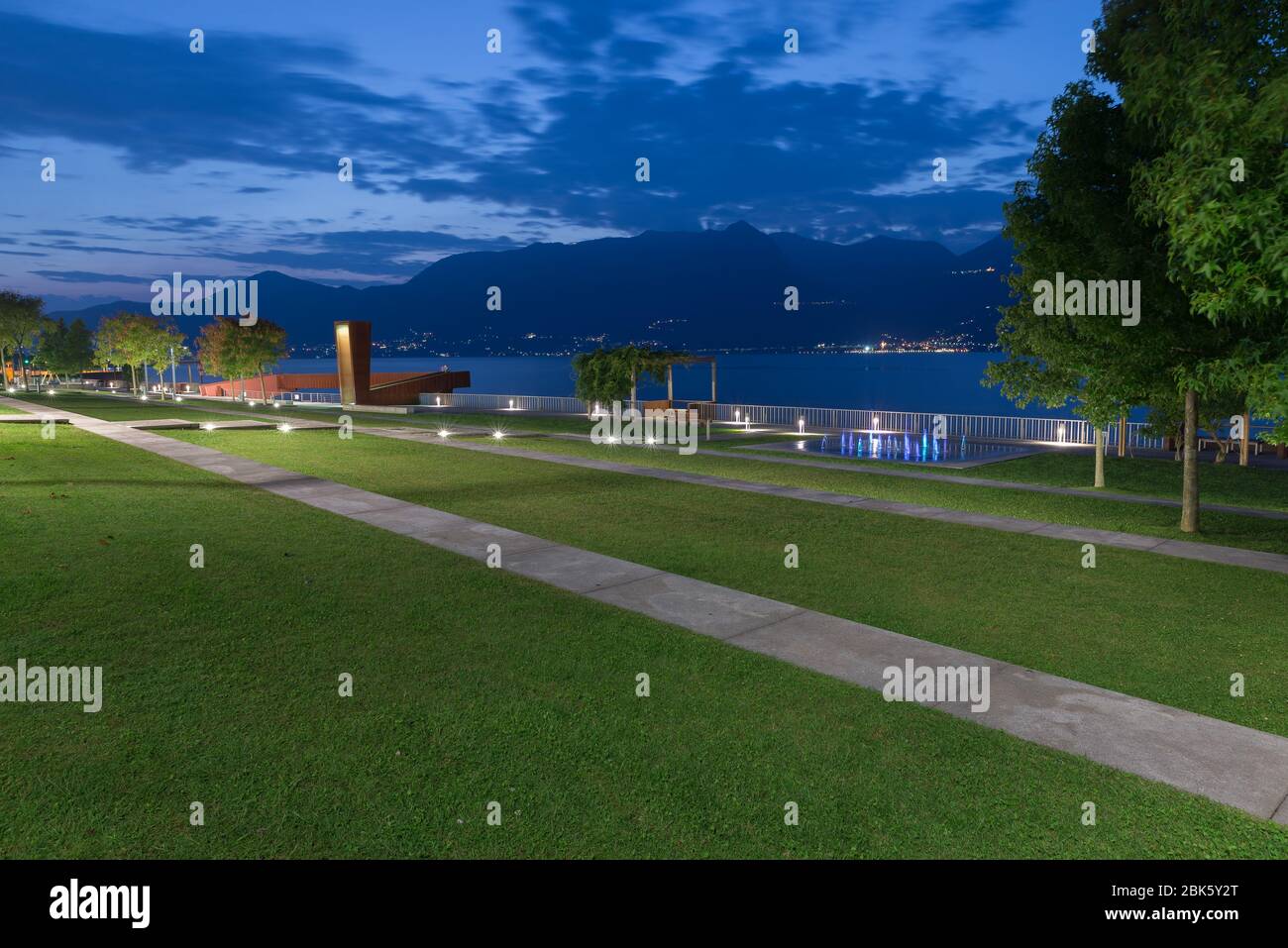 Promenade moderne au bord du lac au crépuscule. Luino et lac majeur, Italie Banque D'Images
