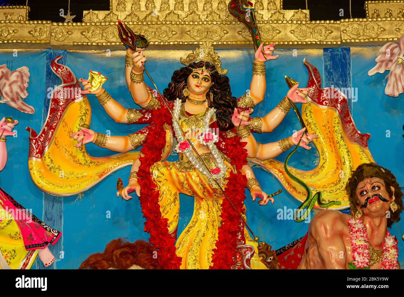 goddess durga on lion banque d image et photos alamy