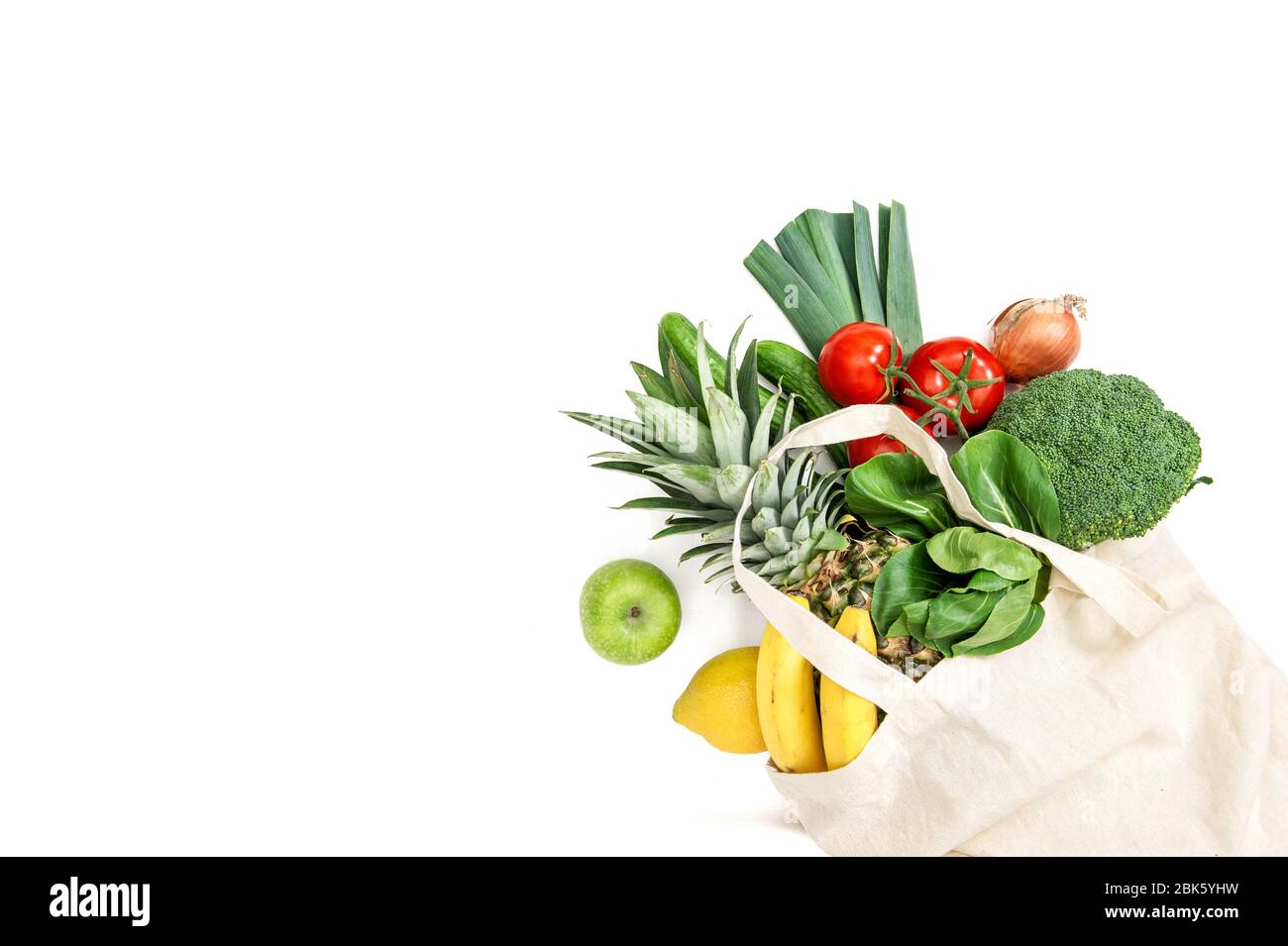 Une nourriture saine. Fruits et légumes frais en sachet de coton Banque D'Images