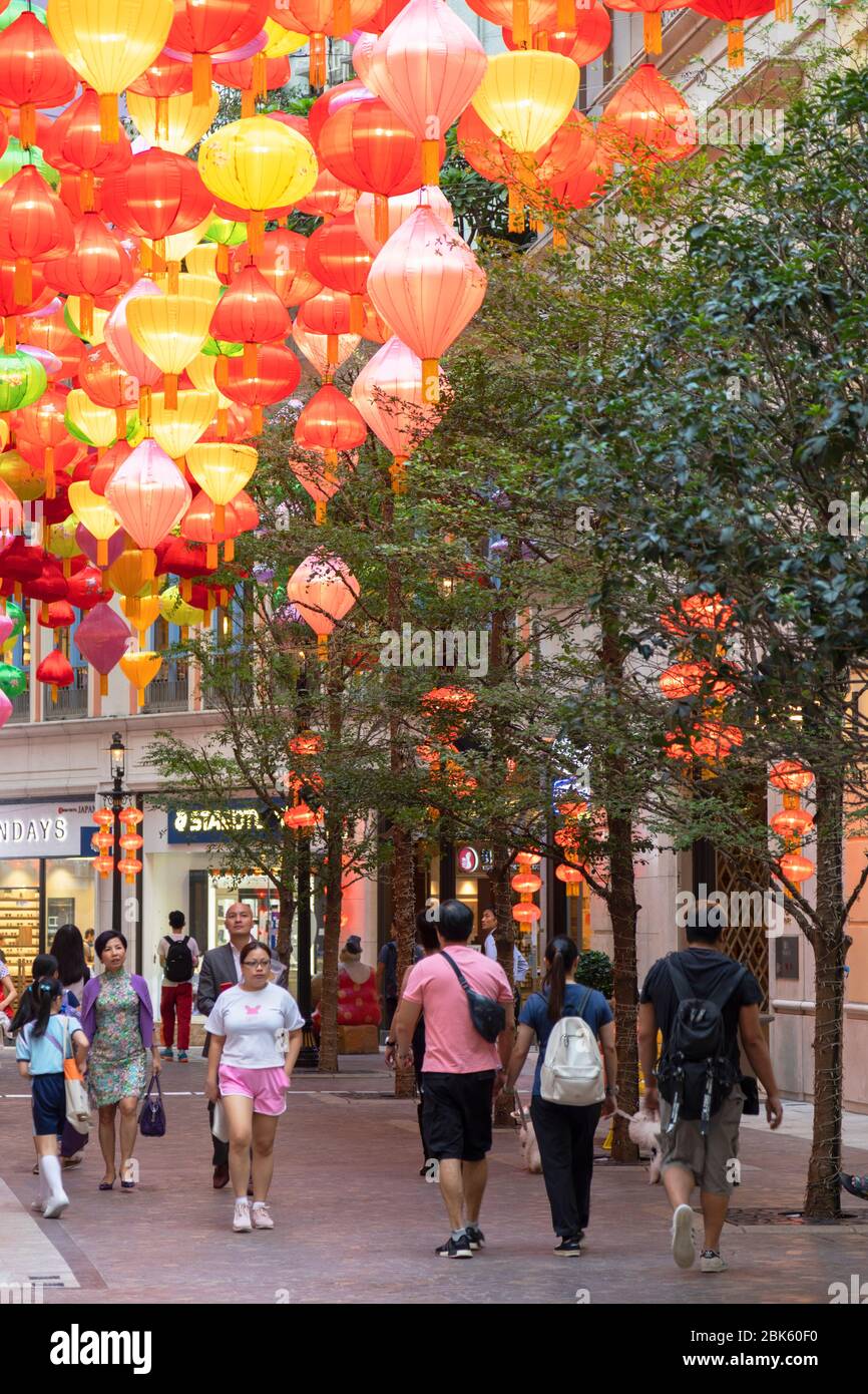 Les gens qui marchent le long de Lee Tung Avenue, WAN Chai, Hong Kong Banque D'Images