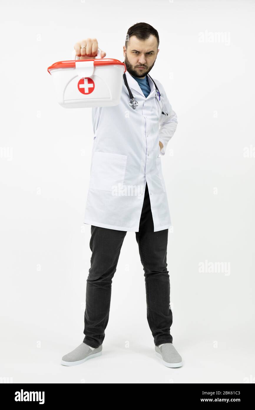 kit médical croisé rouge pour jeune paramédic barbu Banque D'Images