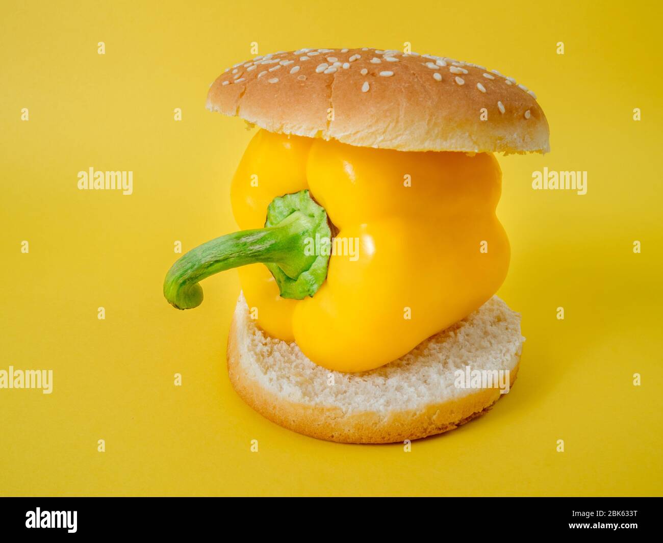 Hamburger avec paprika ou poivre frais. Concept de hamburger végétarien. Concept de nourriture végétale saine. Hamburger avec paprika ou poivre frais. Banque D'Images