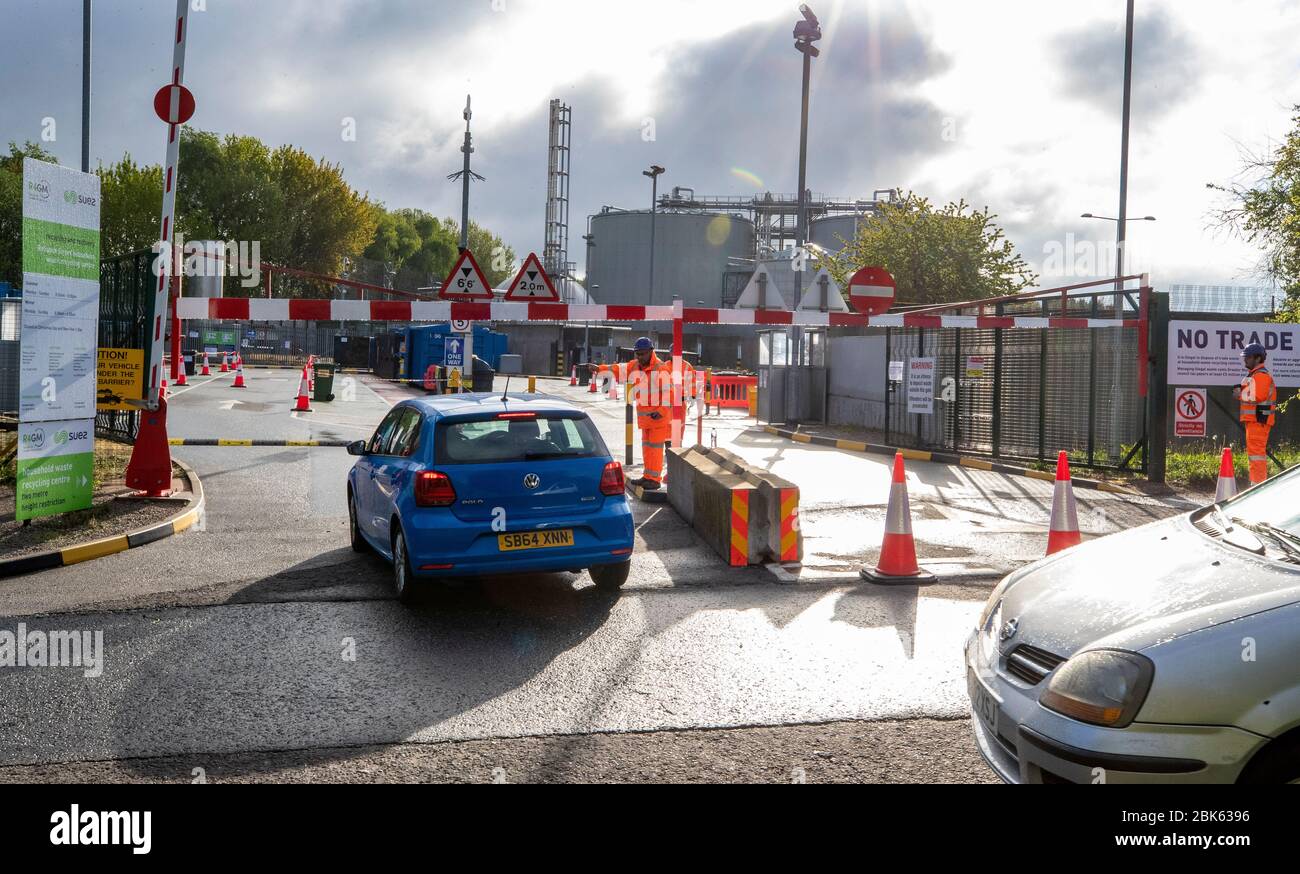Les gens entrent dans une usine de recyclage des déchets ménagers à Manchester qui a rouvert aujourd'hui après la fermeture en mars en raison de l'épidémie de coronavirus. Banque D'Images