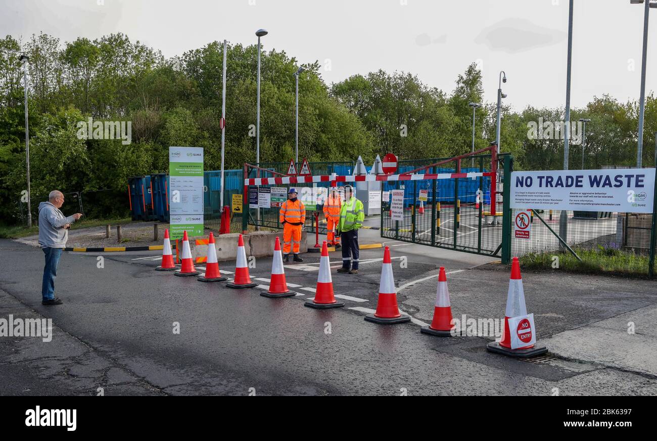 Les gens attendent la réouverture d'une usine de recyclage des déchets ménagers à Manchester qui a rouvert aujourd'hui après la fermeture en mars en raison de l'épidémie de coronavirus. Banque D'Images