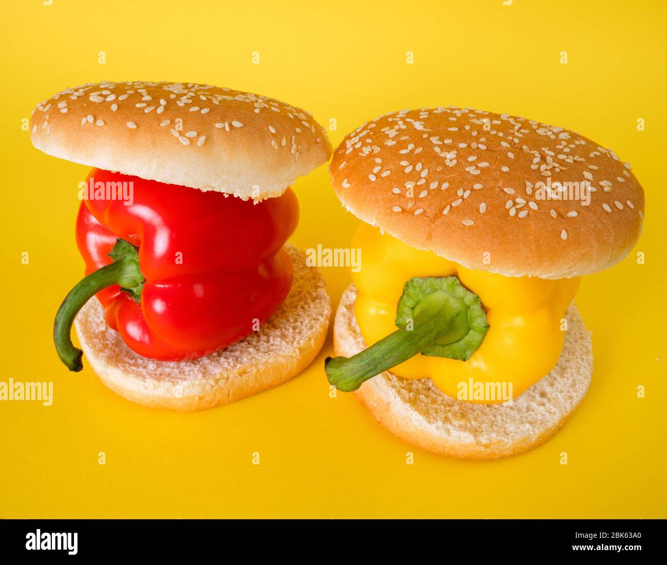 Hamburger avec paprika ou poivre frais. Concept de hamburger végétarien. Concept de nourriture végétale saine. Hamburger avec paprika ou poivre frais. Banque D'Images