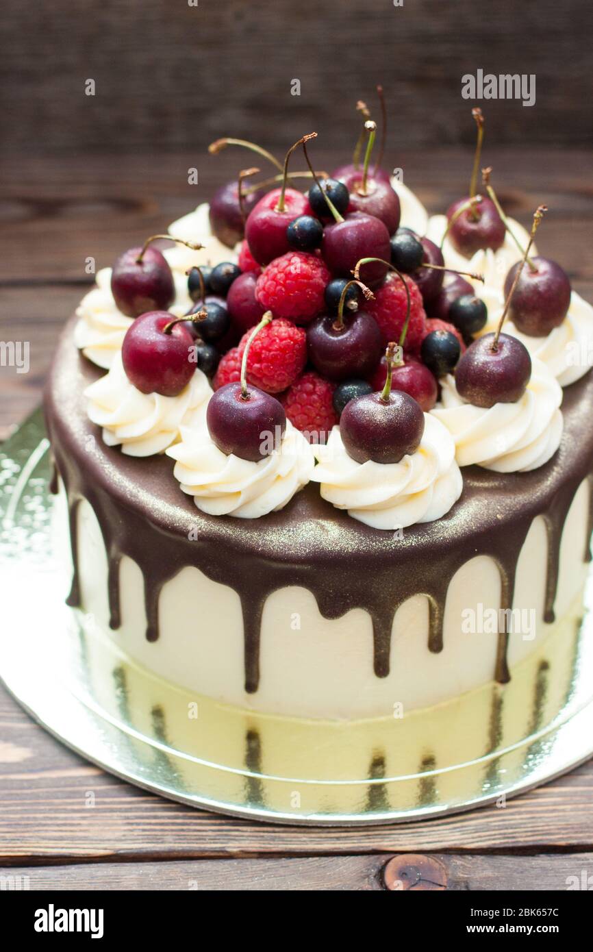 Gateau Fait Maison Avec Chocolat Fondu Decore De Creme Fouettee Et De Patisseries Fraiches Arriere Plan Rustique En Bois Photo Stock Alamy