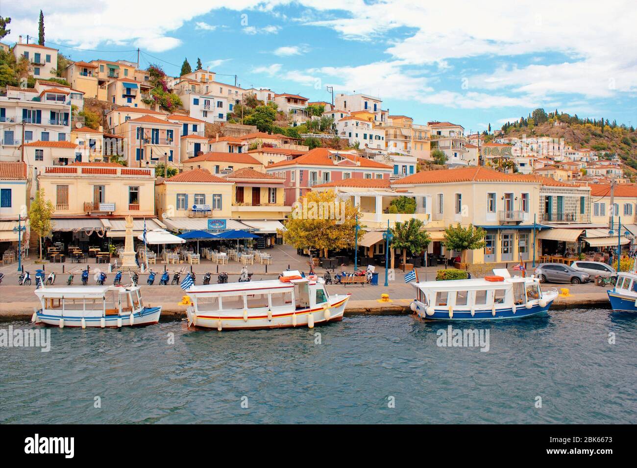 La ville de Poros, l'île de Poros, le golfe Saronique, Grèce. Banque D'Images