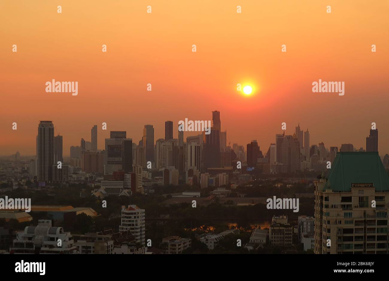 Vue imprenable sur le soleil lumineux de la ville Banque D'Images