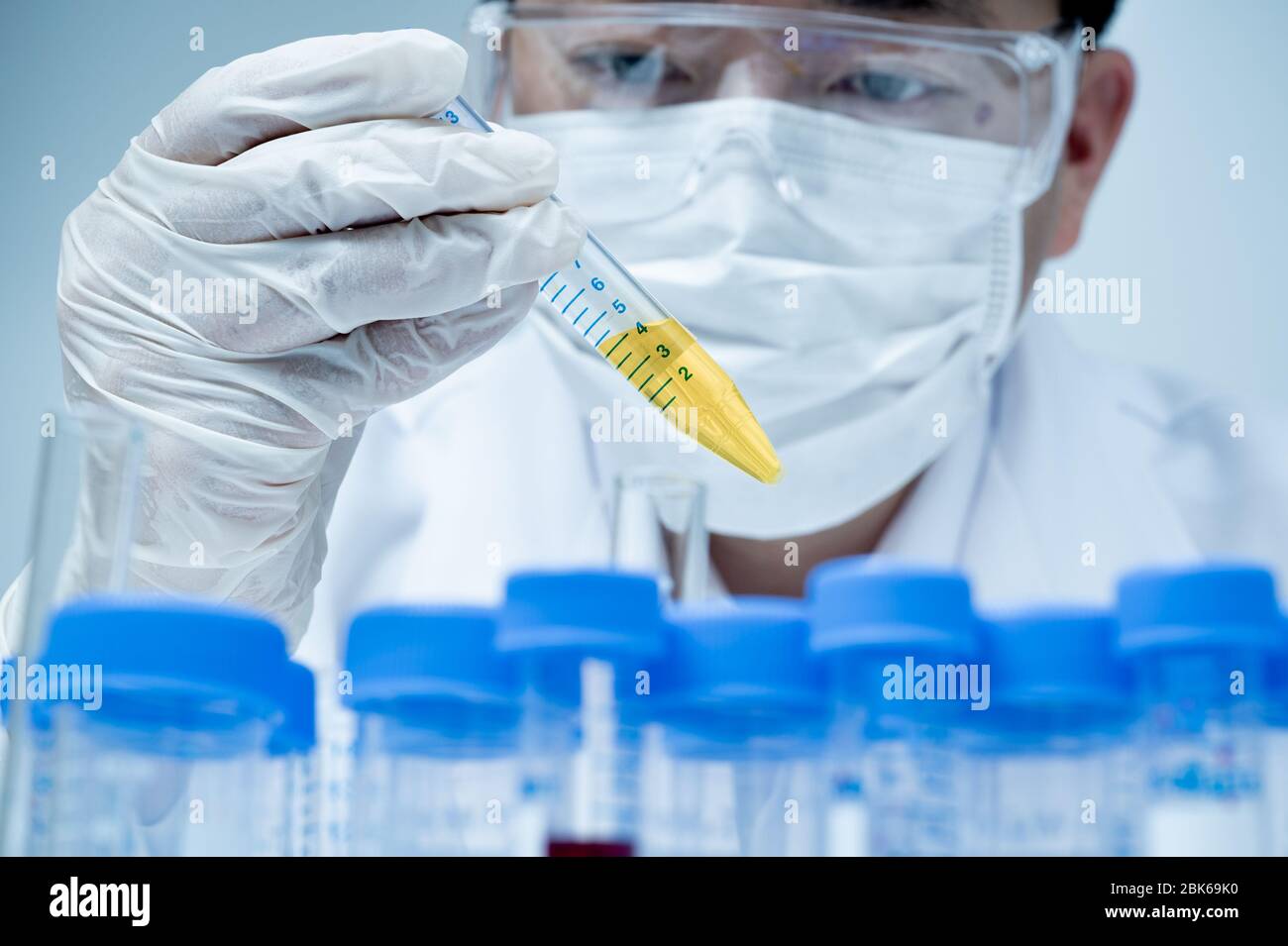 Chercheur asiatique de sexe masculin travaillant en laboratoire. Banque D'Images