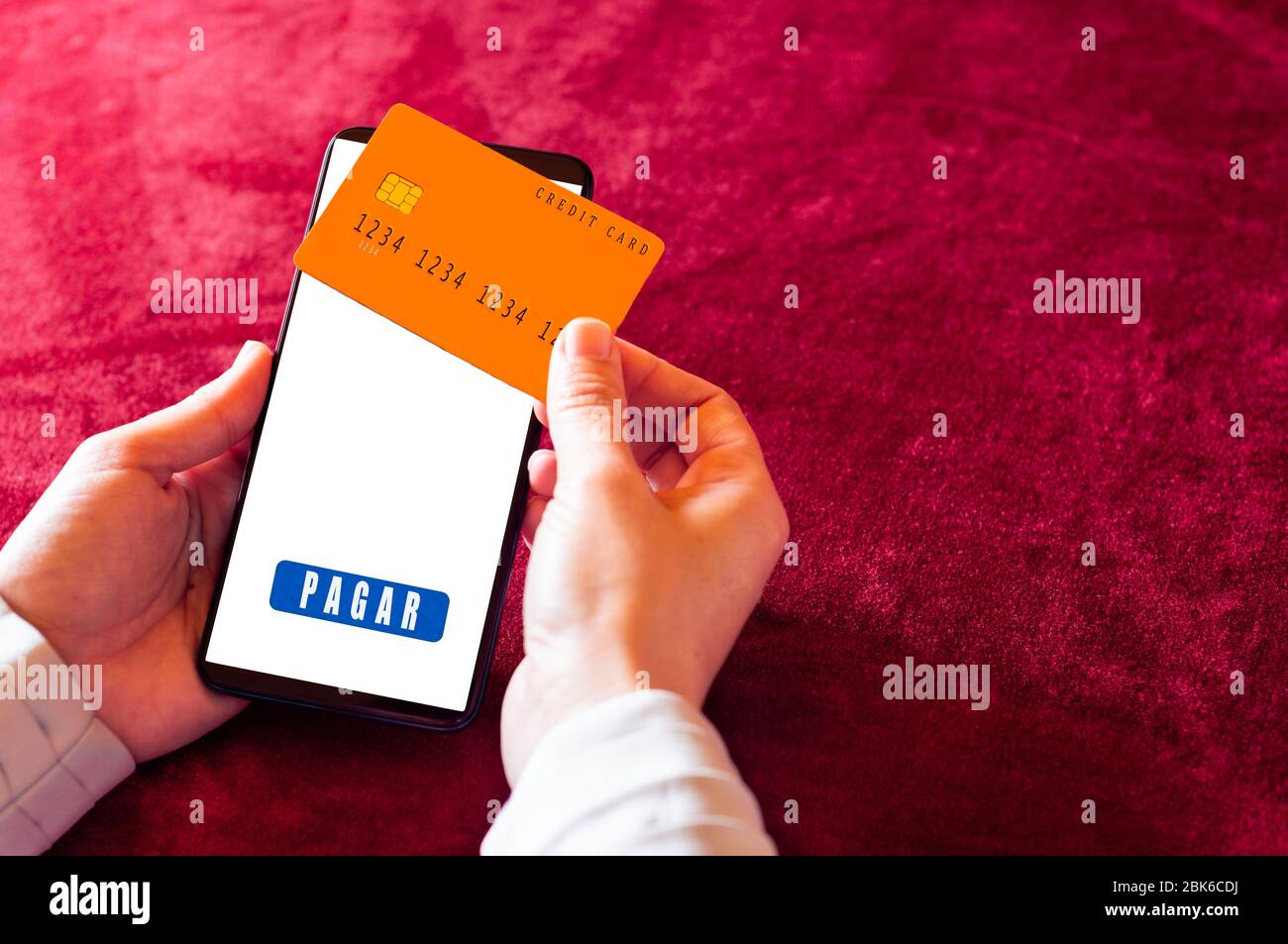 Smartphone portable avec application d'achat en ligne et carte de crédit. Pagar est payé en espagnol Banque D'Images