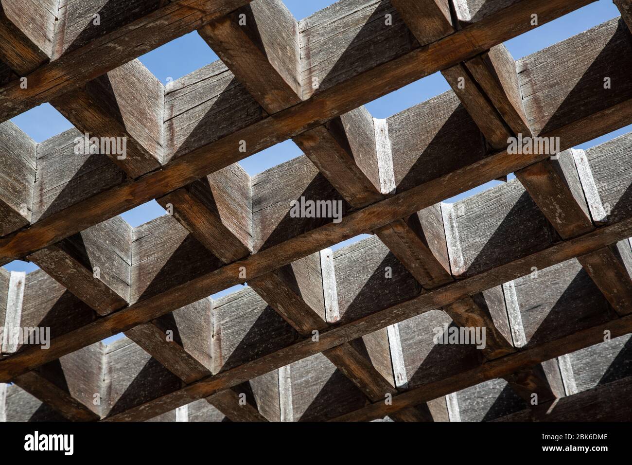 Barres en bois formant une grille d'ombrage vue du dessous Banque D'Images
