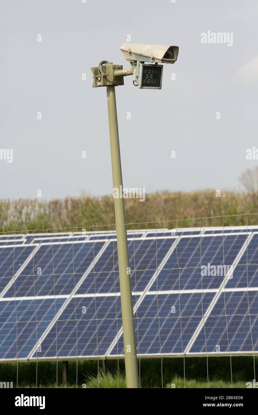 Caméra de surveillance surplombant une ferme solaire. North Dorset Angleterre Royaume-Uni GB Banque D'Images